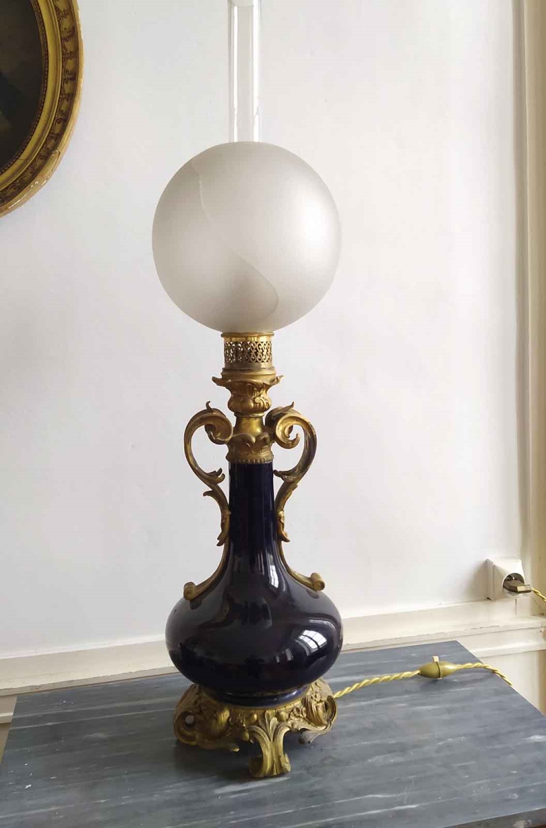 Vase en porcelaine bleue dans leur monture de bronze doré, montés en lampes avec globe