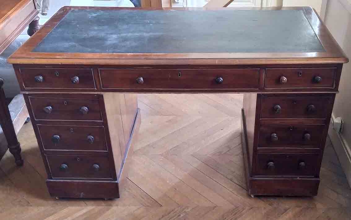 Grand bureau en acajou à 9 tiroirs, recouvert de cuir noir