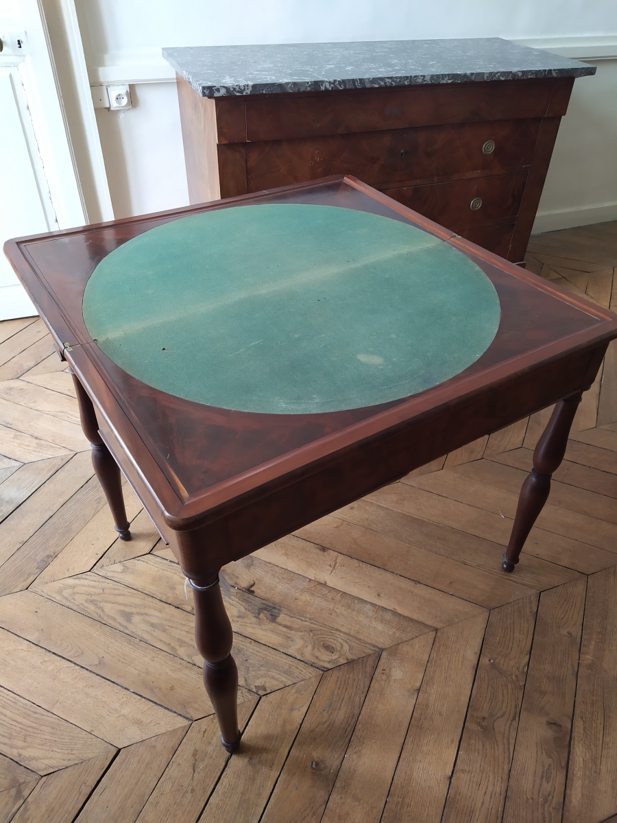 Table à jeu avec feutrine verte