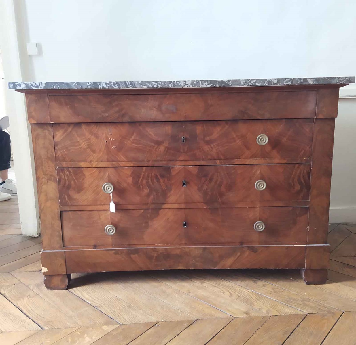 Grande commode en acajou, 4 tiroirs et dessus en marbre gris