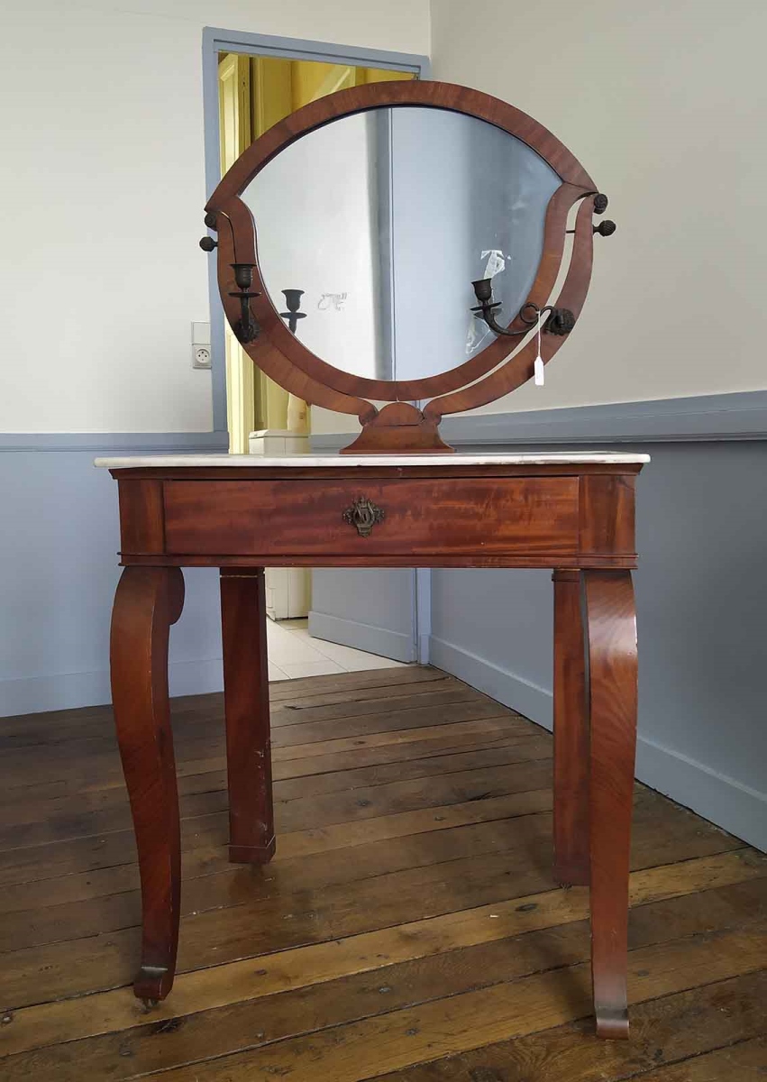 Coiffeuse en acajou, dessus marbre blanc, phyché inclinable, 2 bougeoirs, 1 tiroir