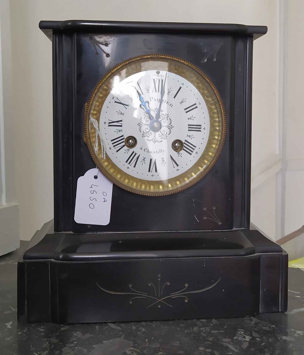 Petite pendule de marbre noir