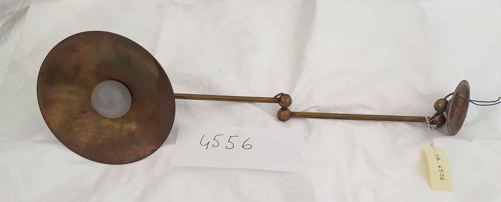 Applique en cuivre au dessus du lit