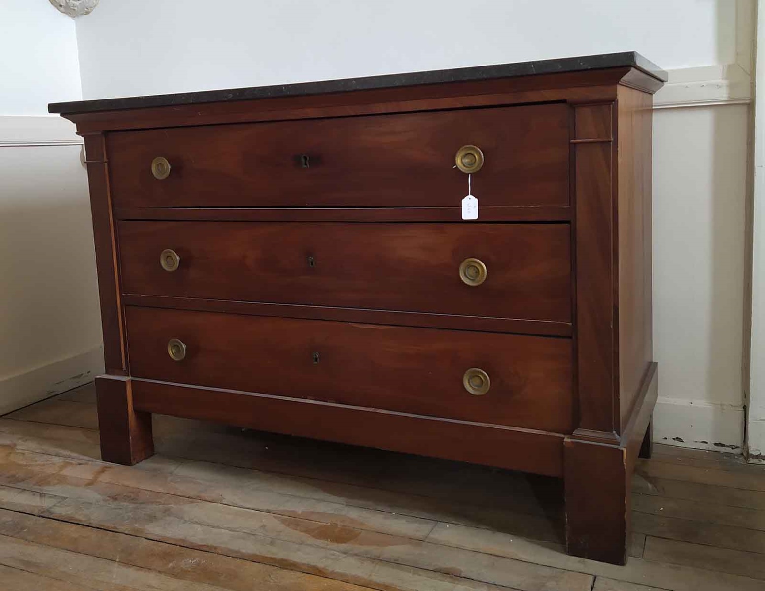Grande commode en acajou trois tiroirs avec son marbre noir