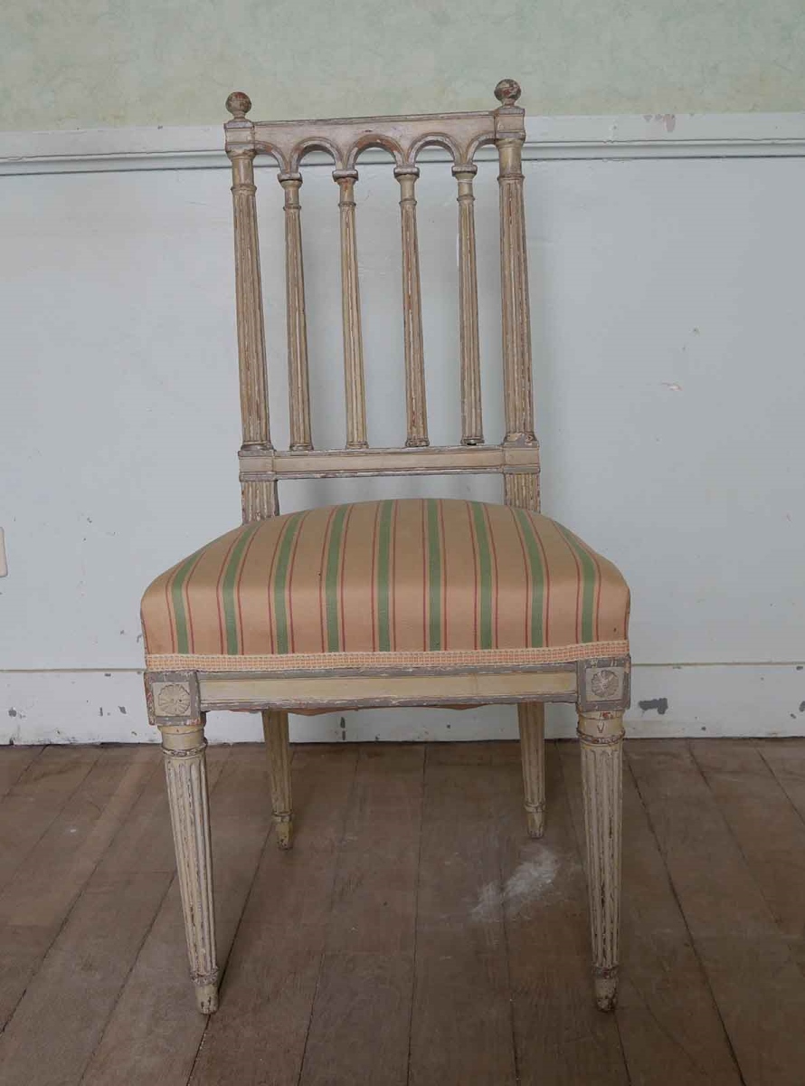Chaise de style Louis XVI à 6 balustres au dossier peinte en gris bleu, recouverte de tissu beige rayé vert et rouge