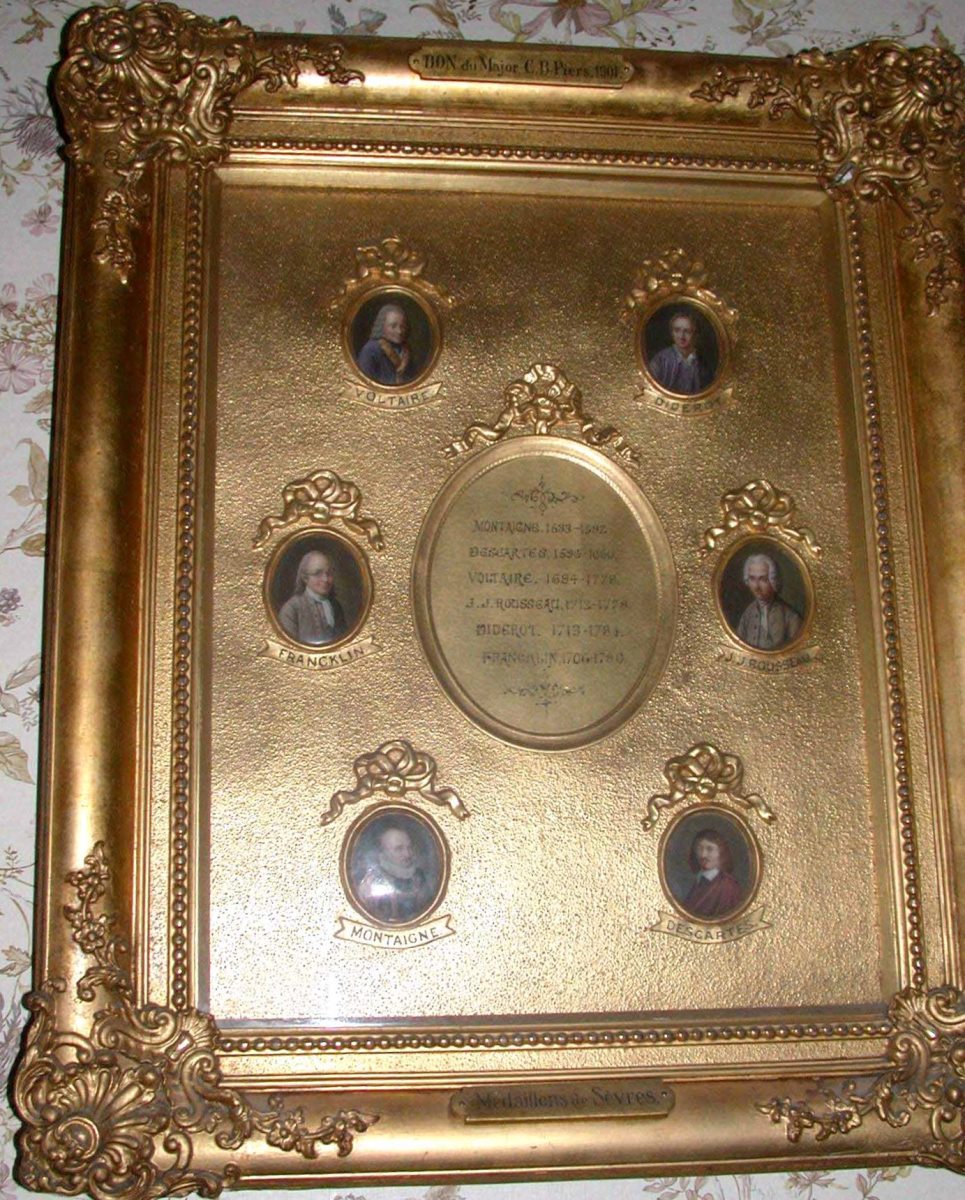 Cadre doré contenant six médaillons en porcelaine de Sèvres représentant : Montaigne, Descartes, Voltaire, Rousseau, Diderot et Franklin