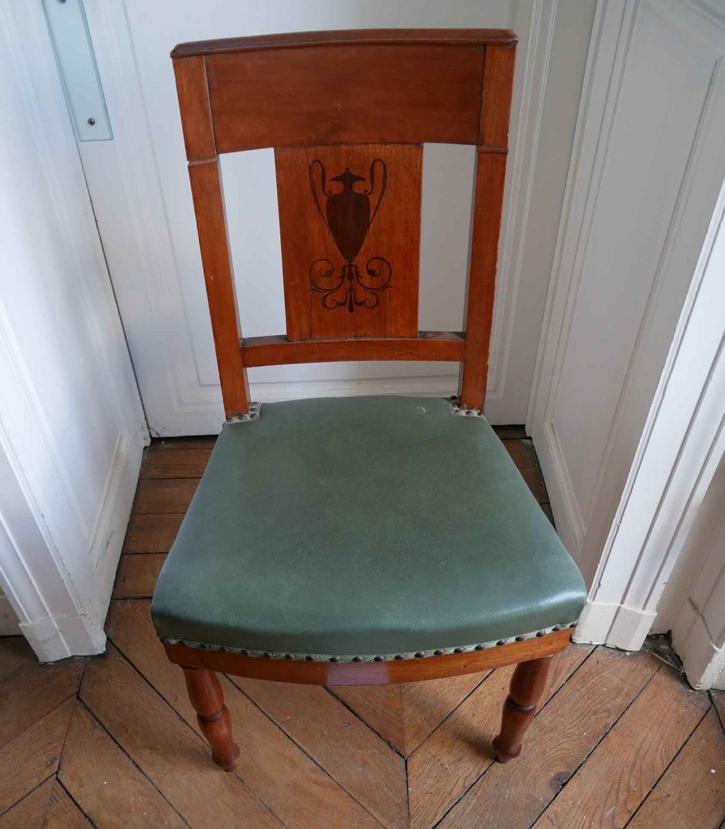 Chaise en acajou et cuir vert, dossier orné d'une amphore