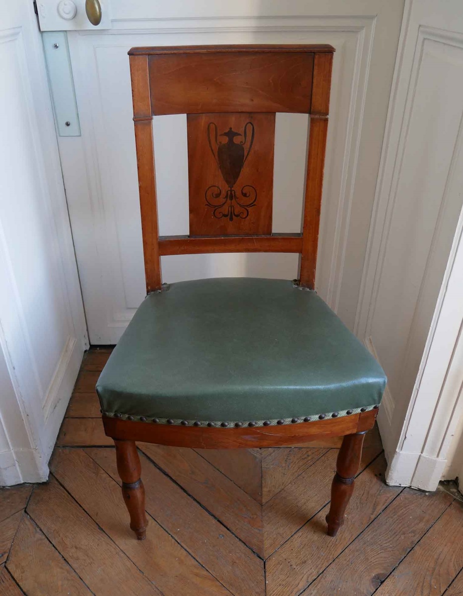 Chaise en acajou et cuir vert, dossier orné d'une amphore