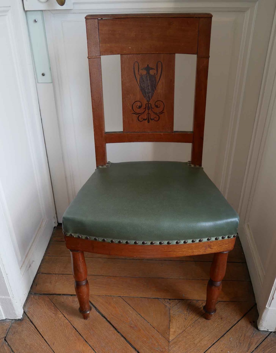 Chaise en acajou et cuir vert, dossier orné d'une amphore