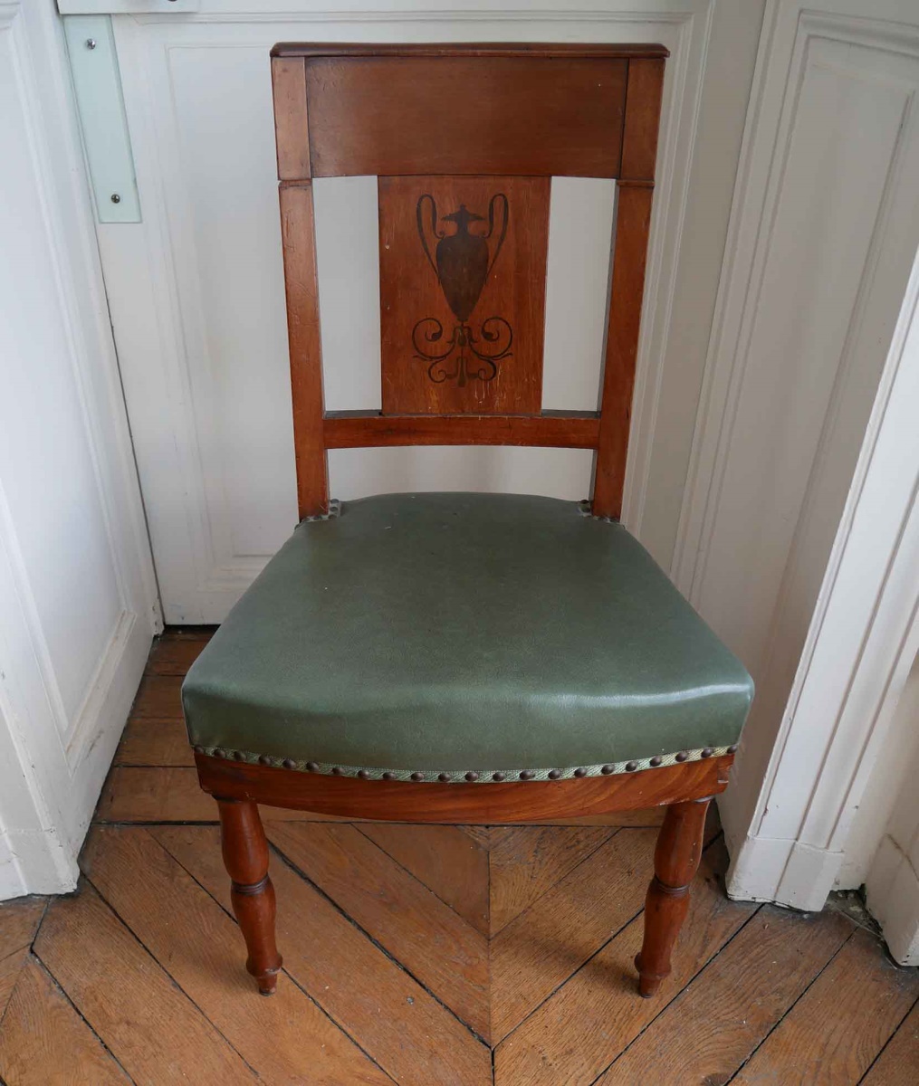 Chaise en acajou et cuir vert, dossier orné d'une amphore