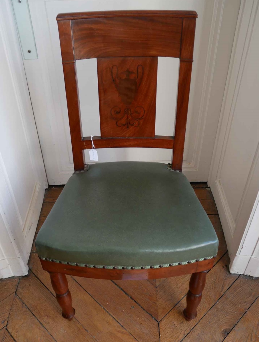 Chaise en acajou et cuir vert, dossier orné d'une amphore
