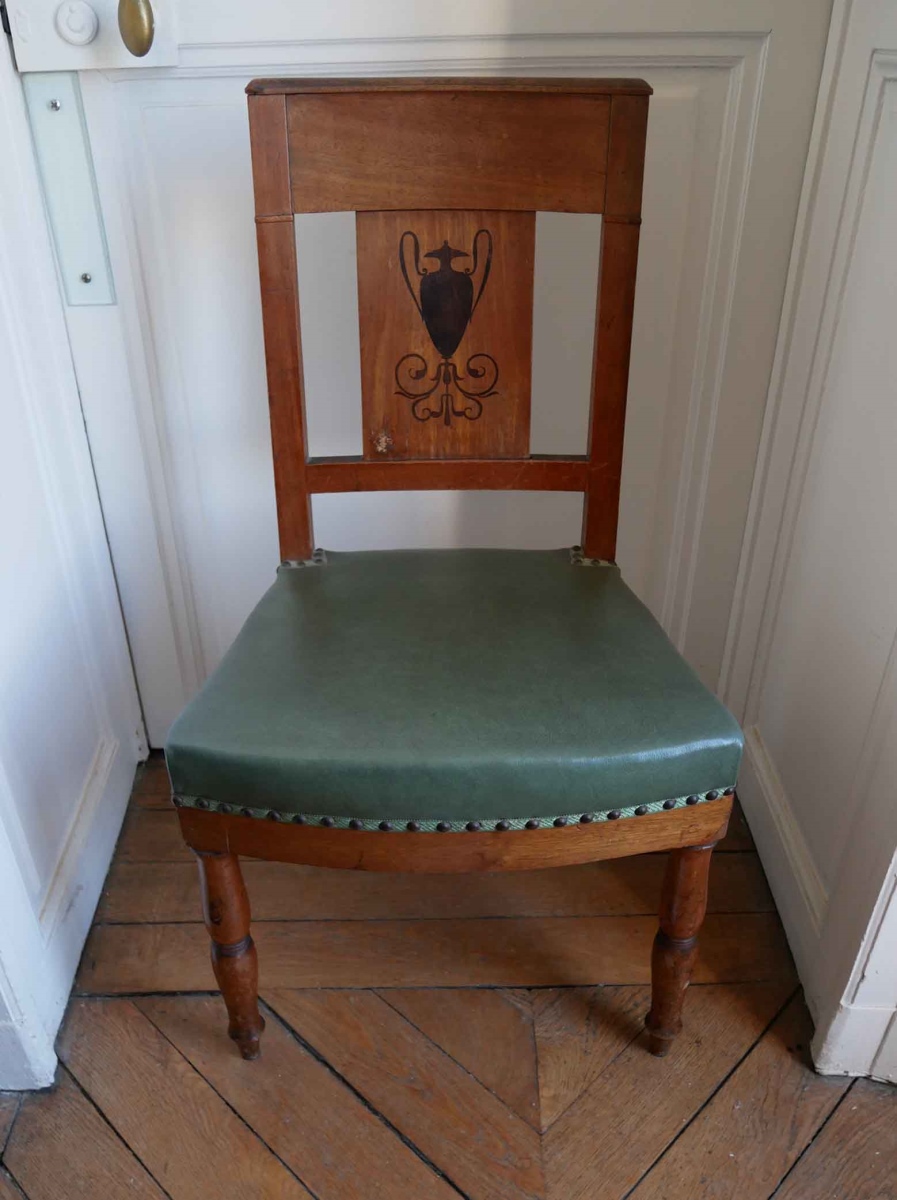 Chaise en acajou et cuir vert, dossier orné d'une amphore
