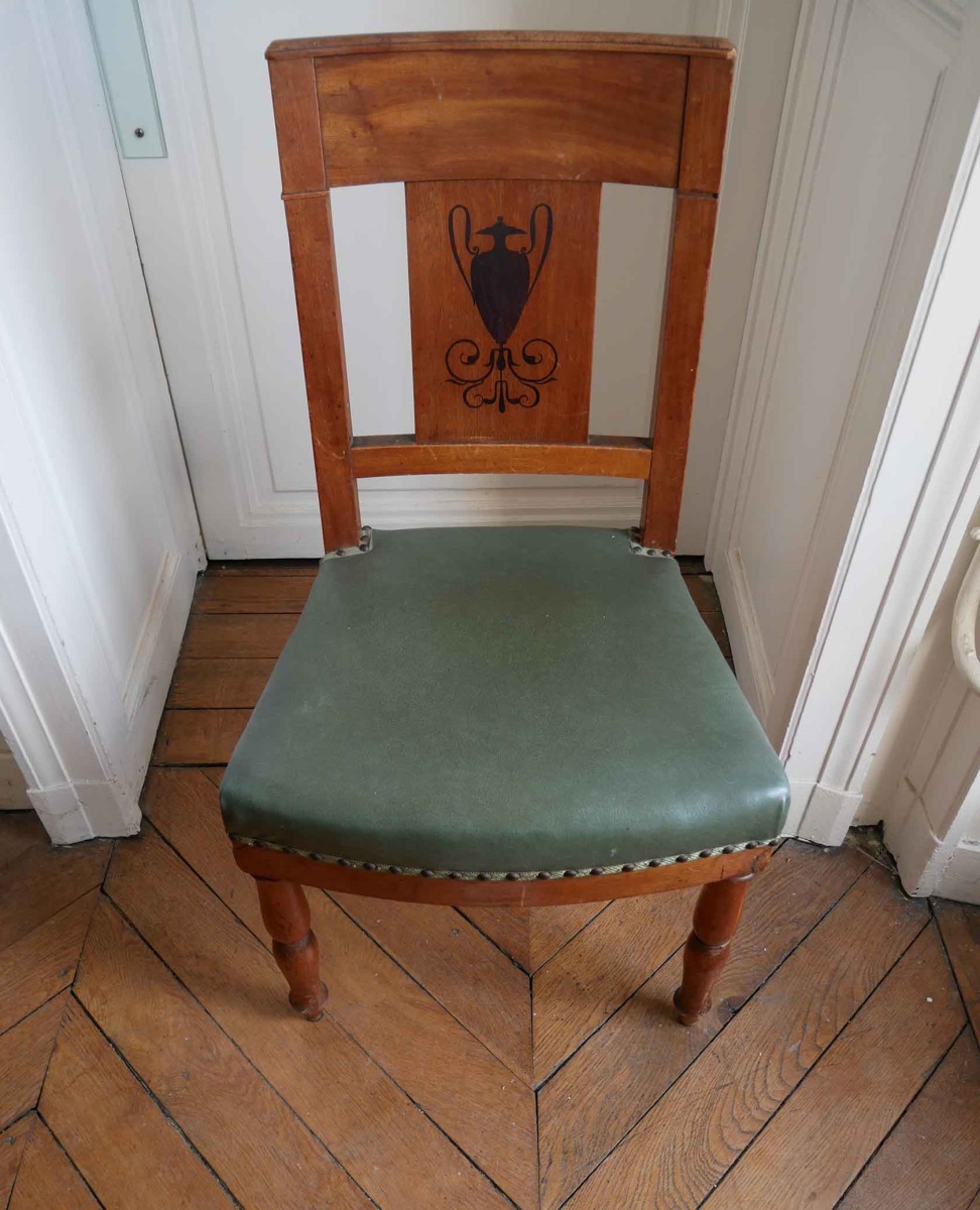 Chaise en acajou et cuir vert, dossier orné d'une amphore