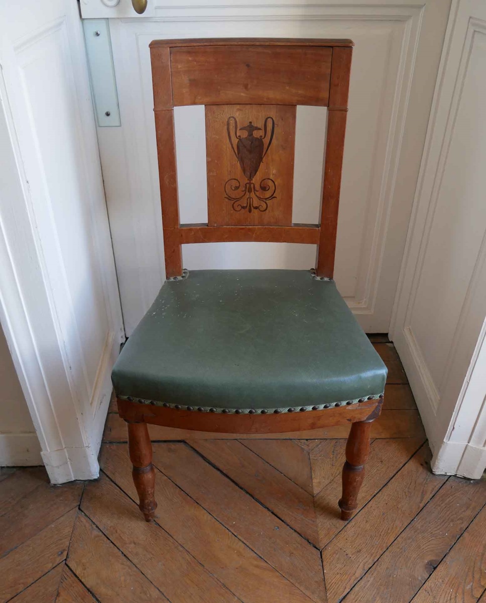 Chaise en acajou et cuir vert, dossier orné d'une amphore