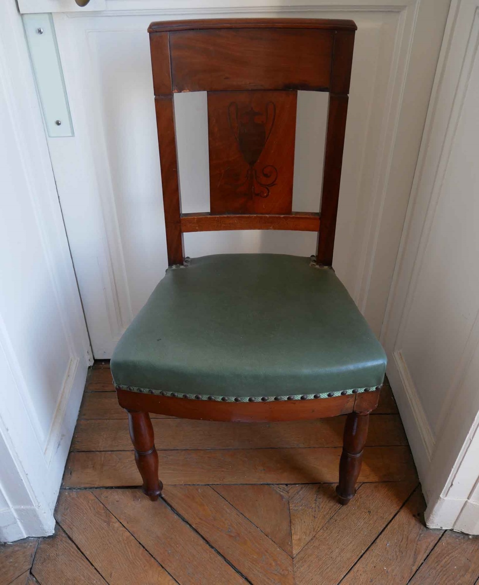 Chaise en acajou et cuir vert, dossier orné d'une amphore