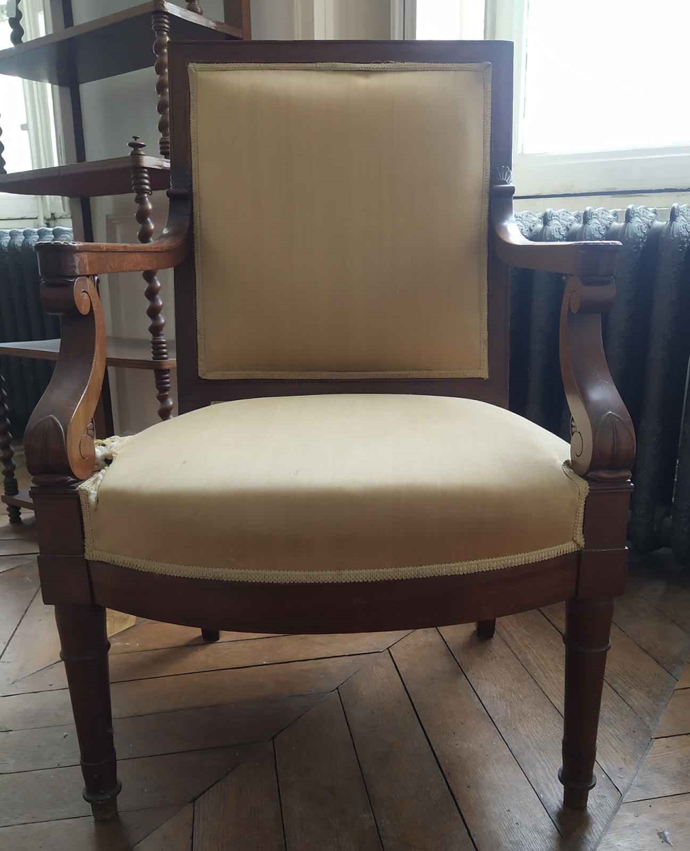 Fauteuil avec palmettes aux accoudoirs, recouvert de tissu jaune