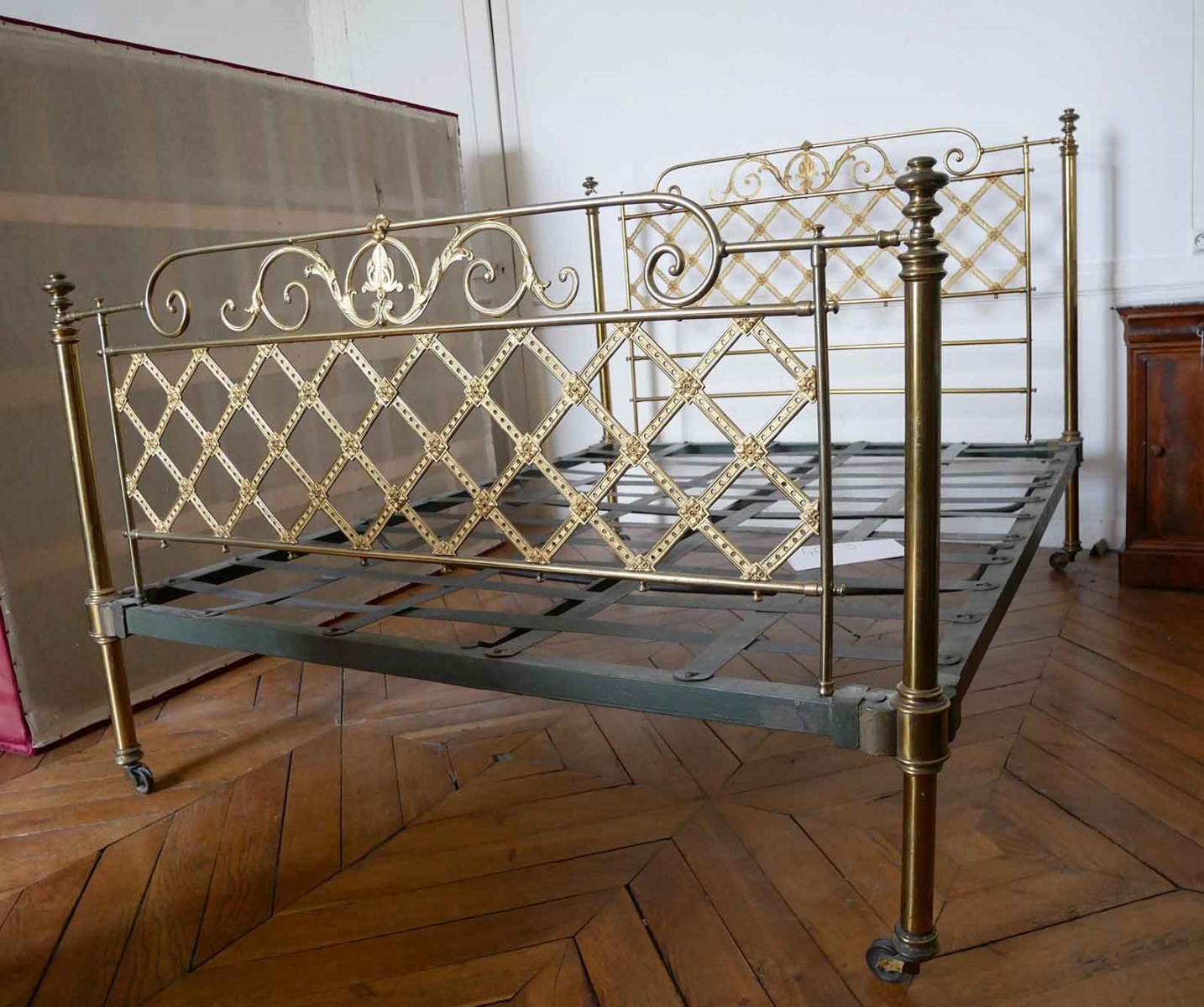 Grand lit en cuivre sur roulettes