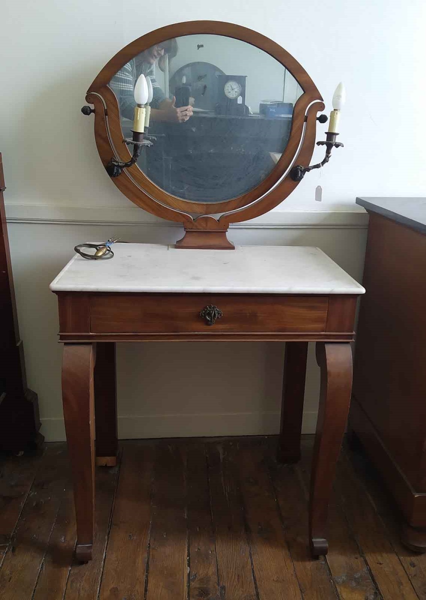 Table de toilette, glace ovale et dessus en marbre, pieds à roulettes et bougeoirs électrifiés