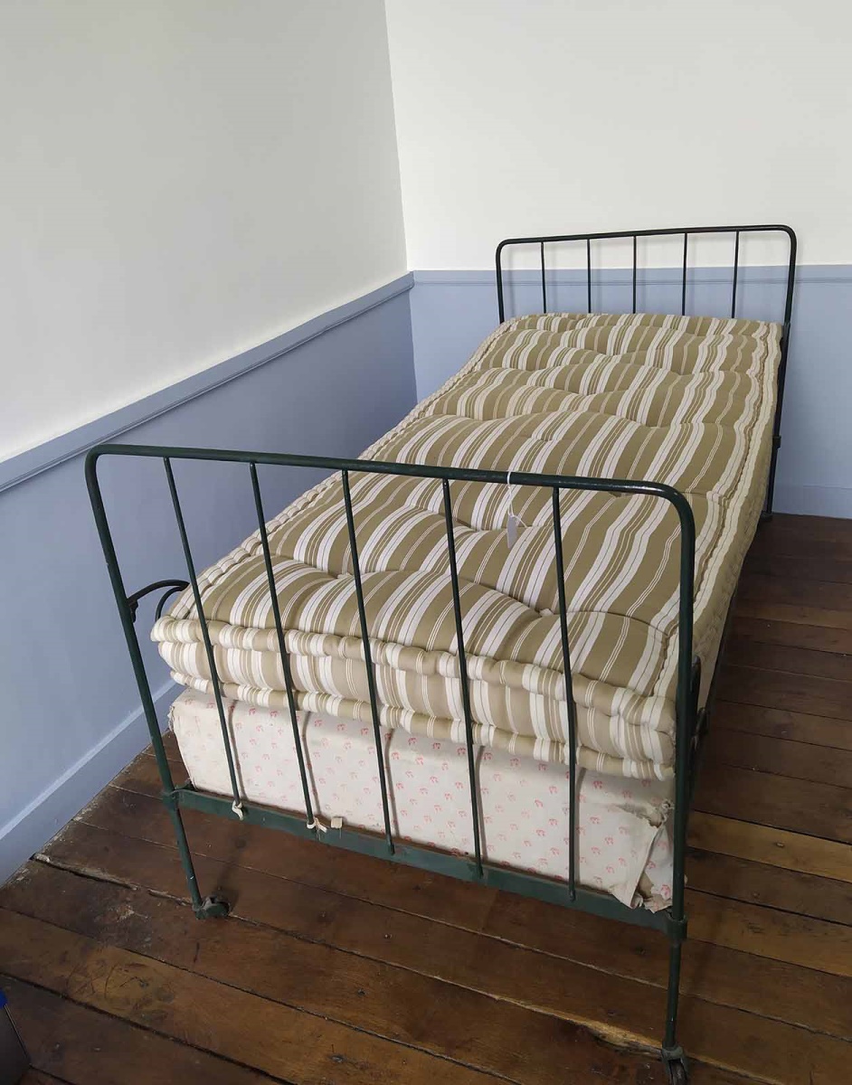 Lit une personne en fer et pieds à roulettes, peinture verte