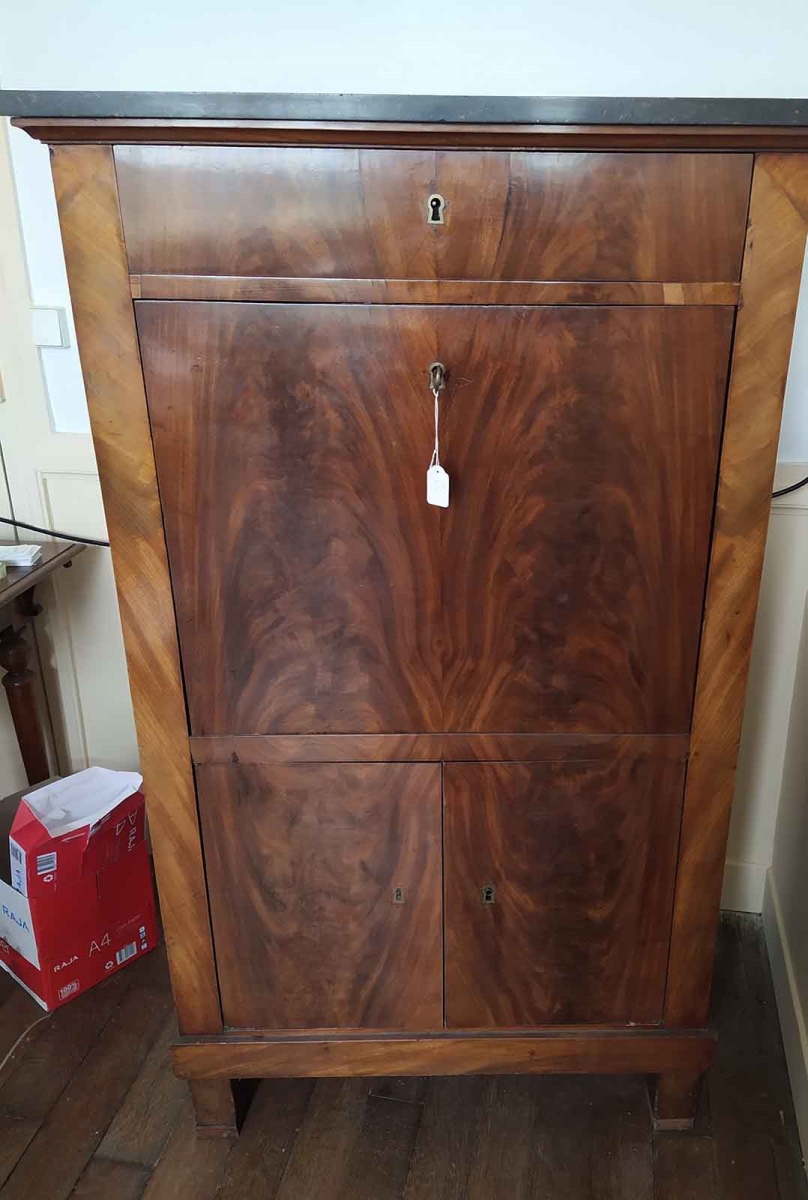 Secrétaire en acajou, plateau en marbre noir, marqué CY3