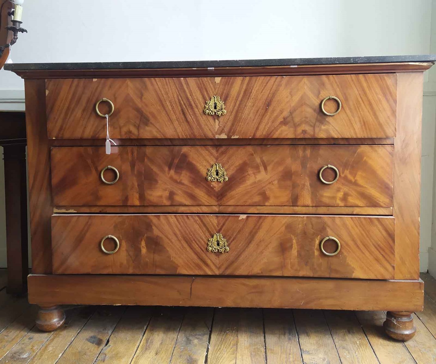 Grande commode acajou 3 tiroirs avec marbre noir, marquée : CY6