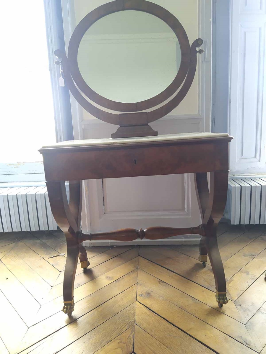 Coiffeuse avec son marbre blanc et pieds en forme de pattes sur roulettes