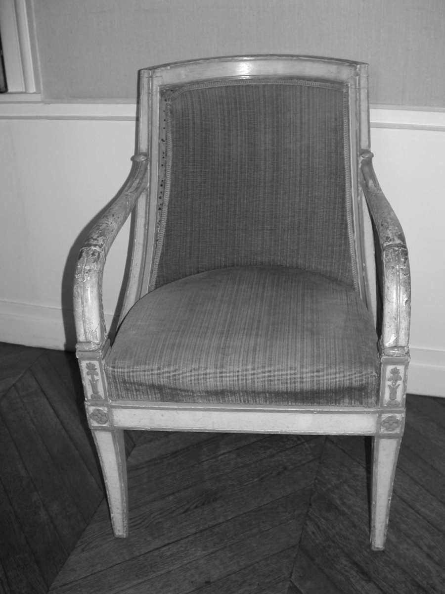 Fauteuil gondole style Louis XVI, laqué peint en blanc et vert amande recouvert de velours vert amande