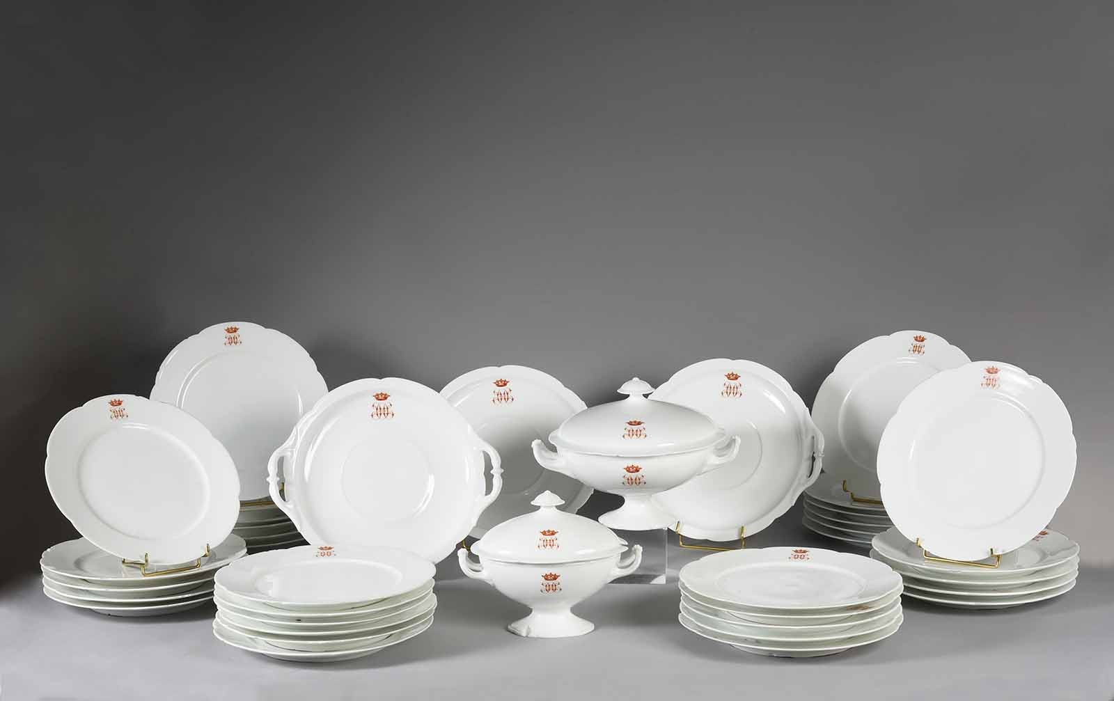 Plat rond à anse ; Service de porcelaine dure de Paris, Limoges et Bayeux au chiffre HO rouge commandé en 1878.