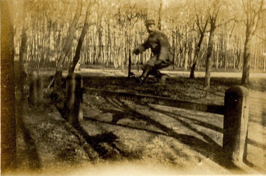 Un militaire du G.Q.G. sautant au-dessus d’une barrière forestière à Chantilly, entre 1914 et 1916 ; 11 photographies anonymes encartées dans des montages détachés d’un petit album : Le domaine de Chantilly pendant la guerre de 14-18, photos du Grand Quartier Général en février-mars 1916