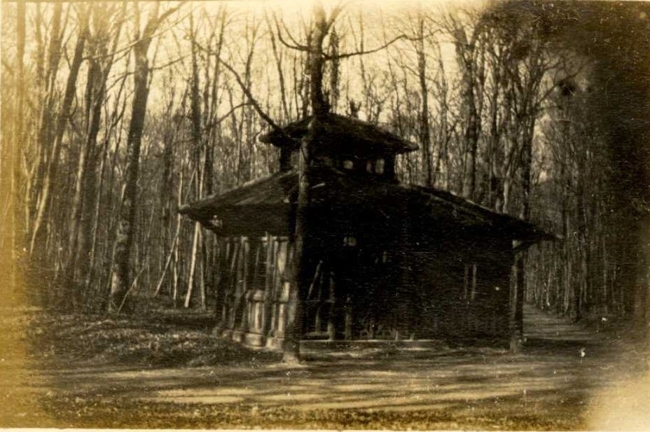 Le Pas de Tir dans le parc du château de Chantilly, entre 1914 et 1916 ; 11 photographies anonymes encartées dans des montages détachés d’un petit album : Le domaine de Chantilly pendant la guerre de 14-18, photos du Grand Quartier Général en février-mars 1916