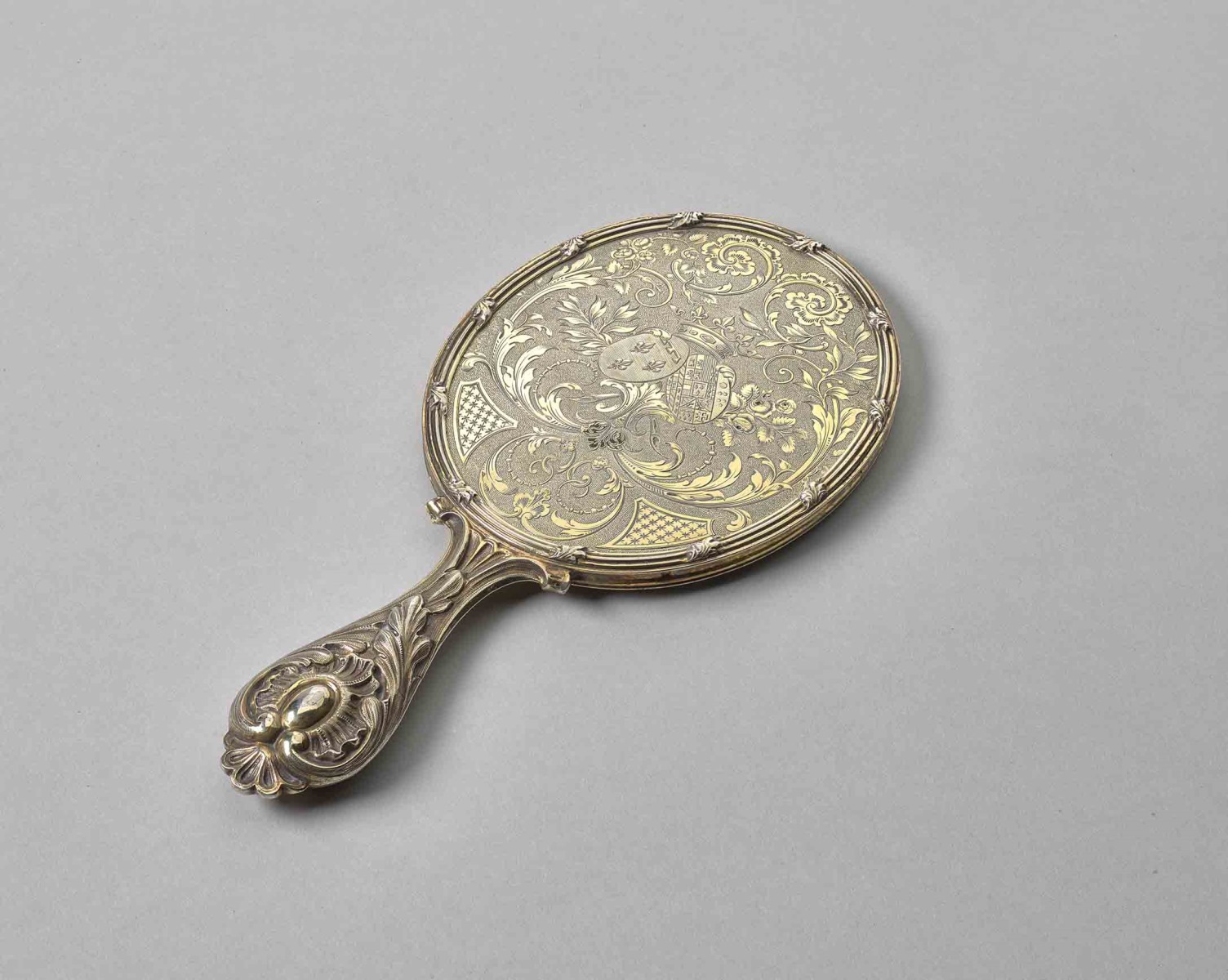 Grand miroir ; Nécessaire de voyage de la duchesse d’Aumale