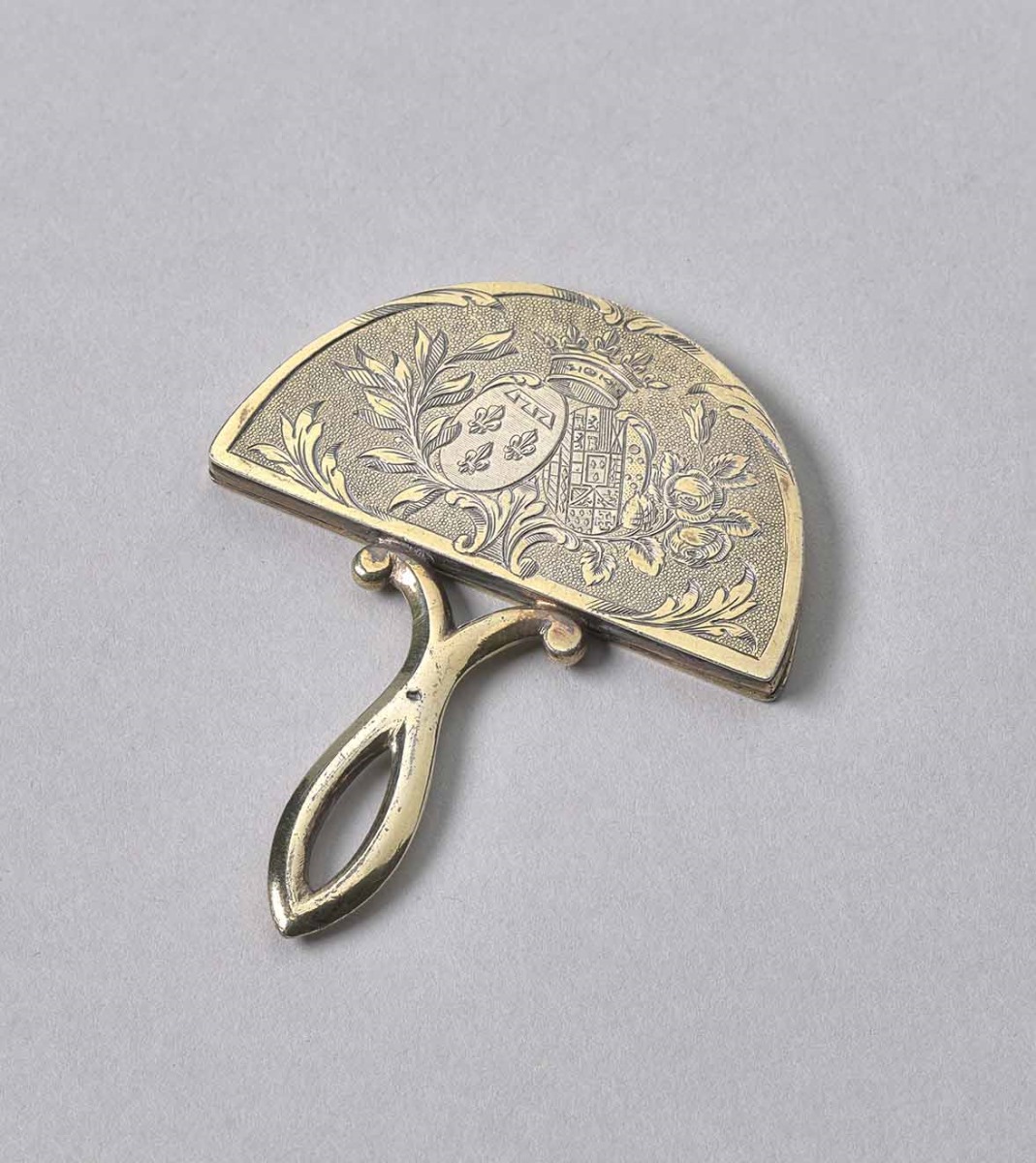 Petit miroir ; Nécessaire de voyage de la duchesse d’Aumale
