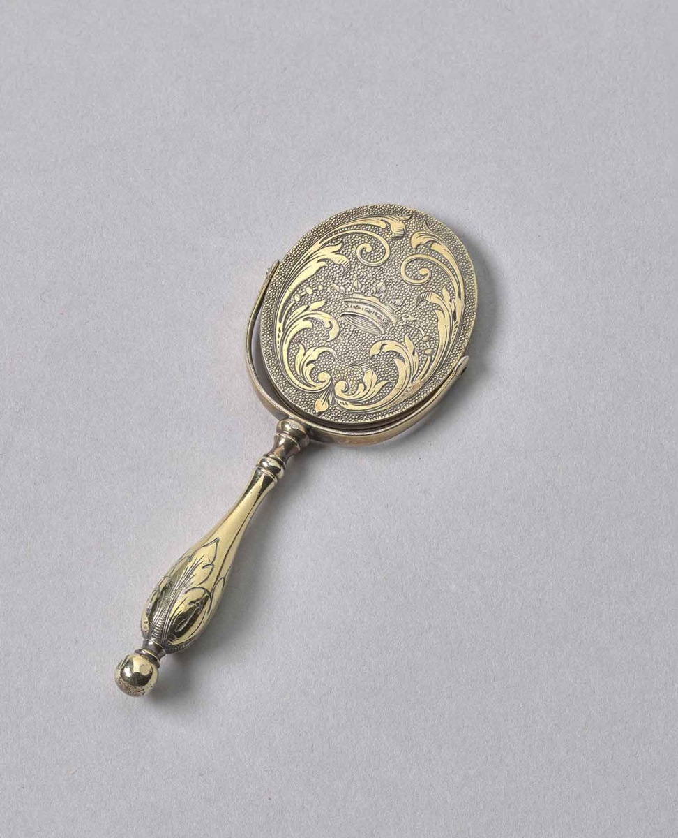 Petit miroir ; Nécessaire de voyage de la duchesse d’Aumale