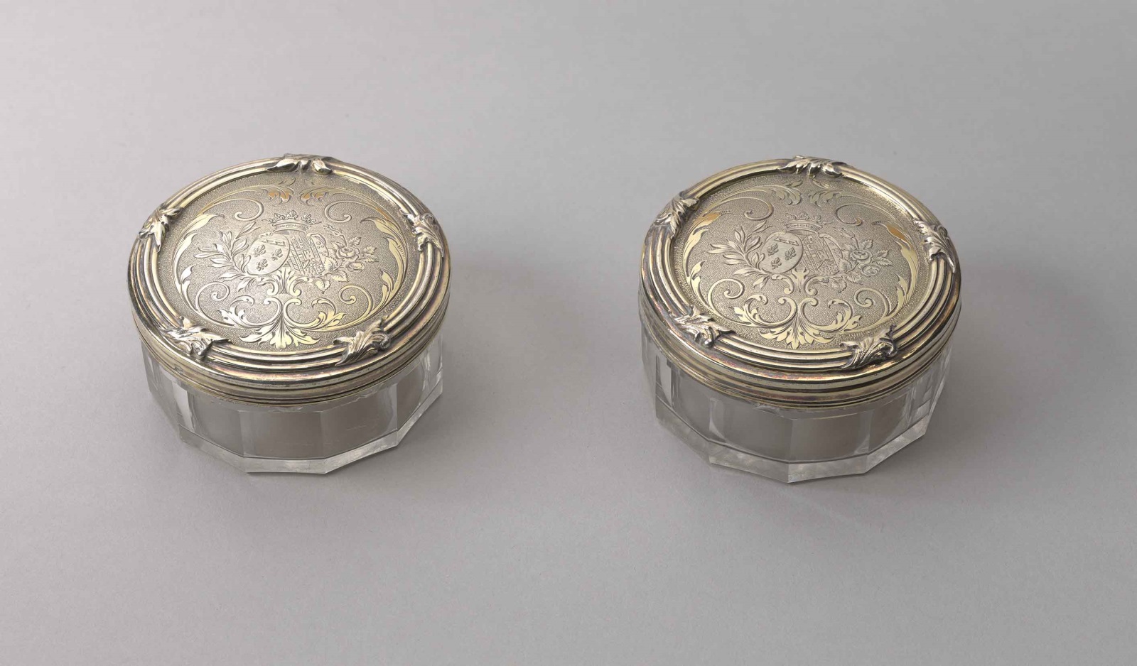 Boîte ronde à poudre ; Nécessaire de voyage de la duchesse d’Aumale