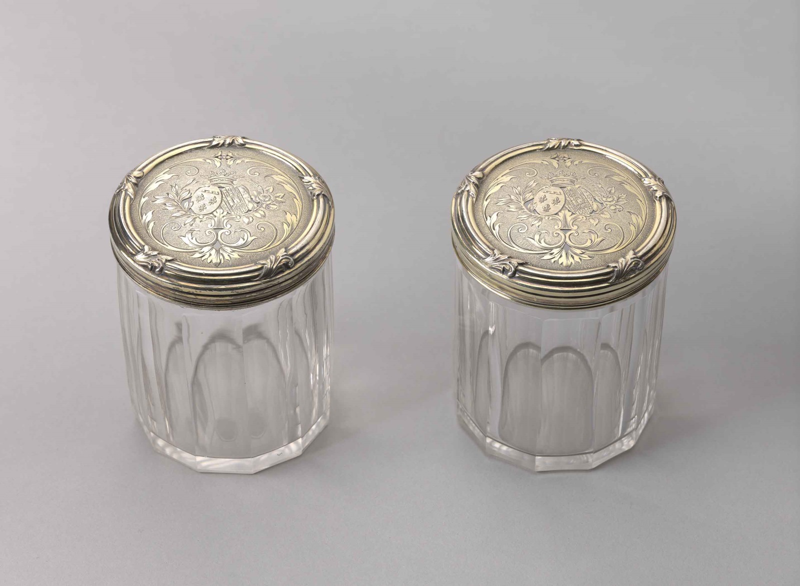 Grande boîte ronde à poudre ; Nécessaire de voyage de la duchesse d’Aumale