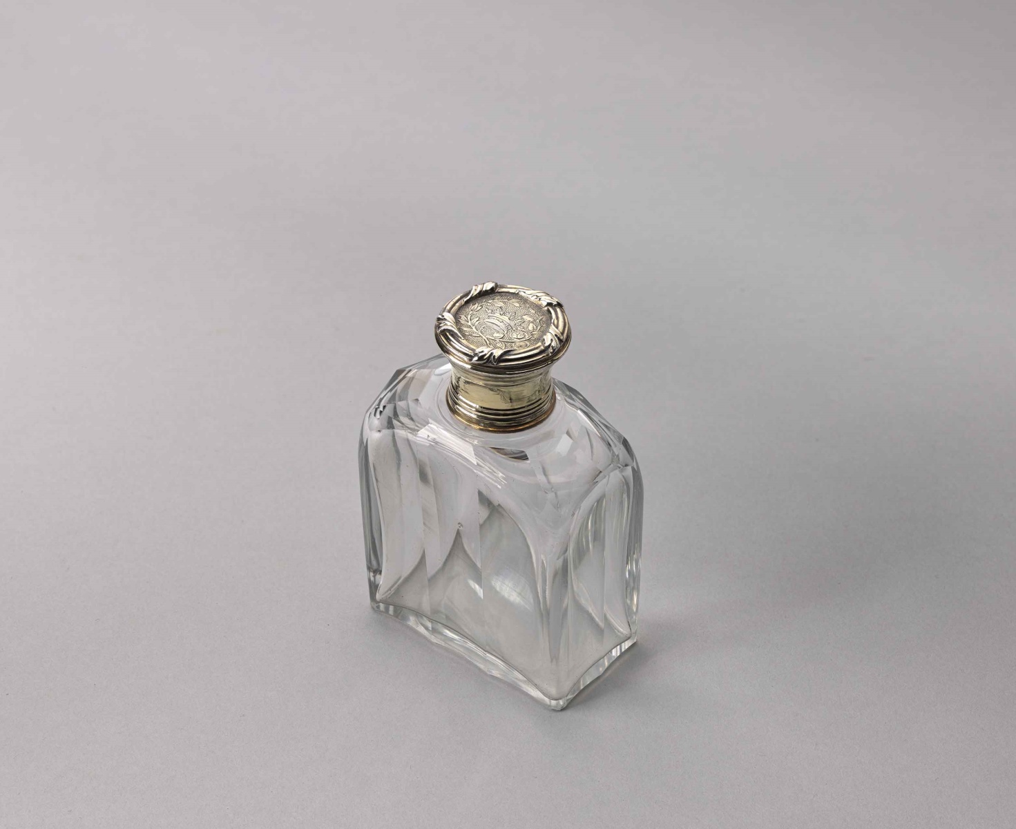 Flacon de forme carrée ; Nécessaire de voyage de la duchesse d’Aumale