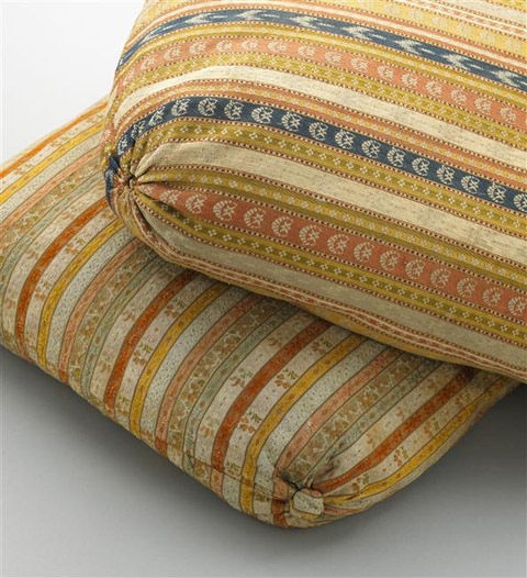 Coussin arabe rectangulaire tissu rayé blanc, rose, jaune et bleu à motifs de croissants de lune et d'étoiles