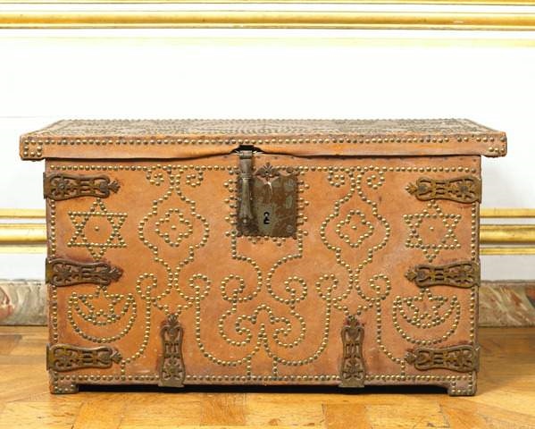 Coffre de Tunis en bois recouvert de cuir clouté, intérieur recouverte de tissu à motifs floraux multicolores