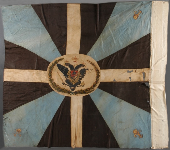 Drapeau noir avec croix de Malte bleue et croix latine blanche, avec un aigle noir à deux têtes couronné au centre et 4 fleurs de lys d’or aux angles