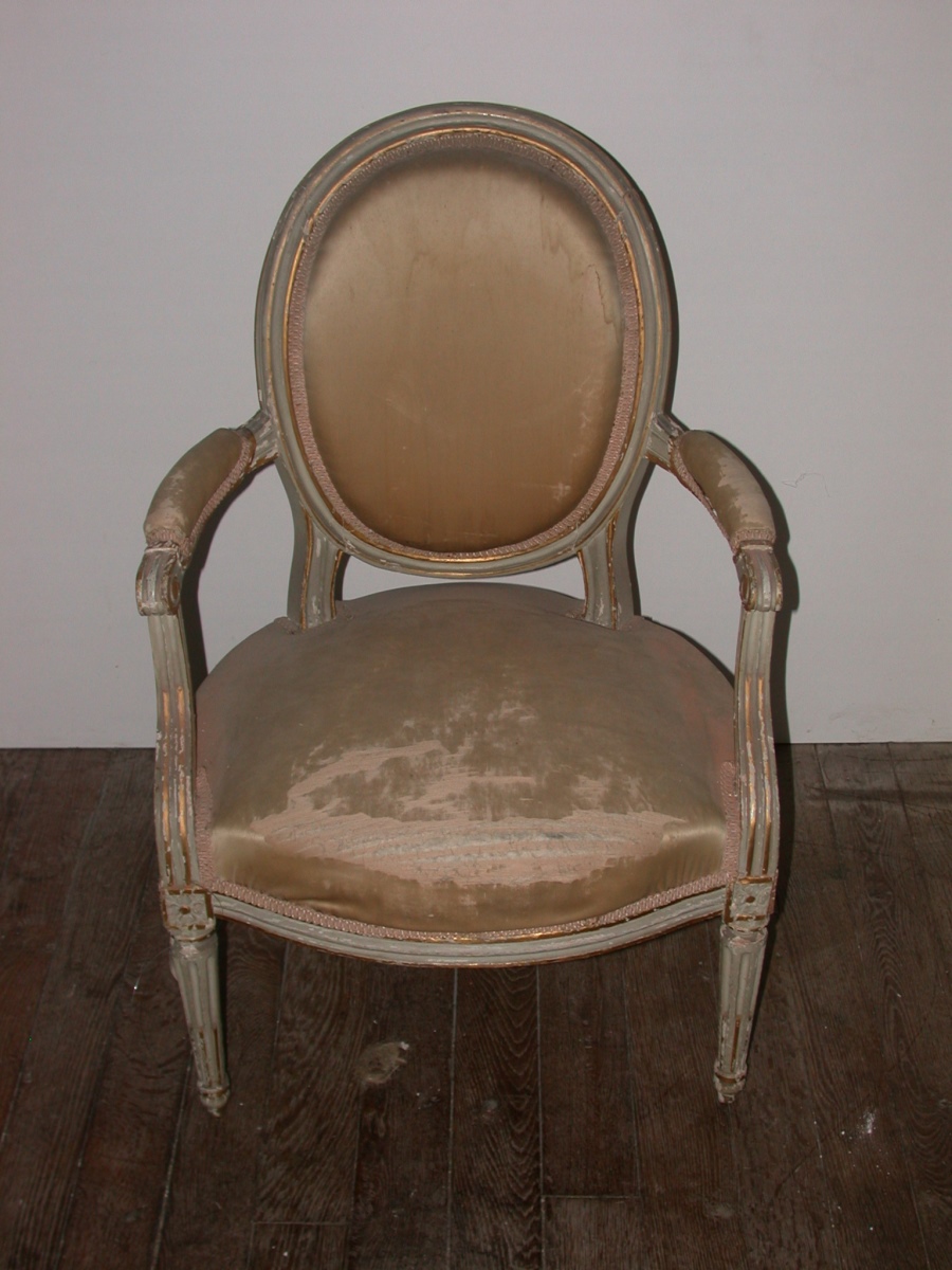 Fauteuil de style Louis XVI recouvert de satin jaune
