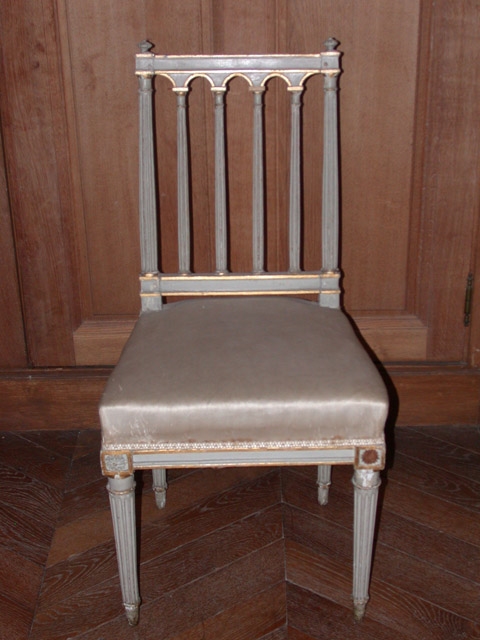 Chaise de style Louis XVI, recouverte de satin jaune, 6 balustres au dossier