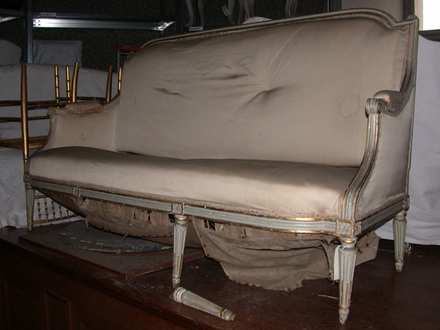 Canapé style Louis XVI en bois gris et doré recouvert de tissu satiné jaune