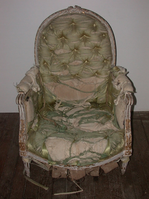 Fauteuil style Louis XVI en bois gris et doré capitonné de tissu satiné vert