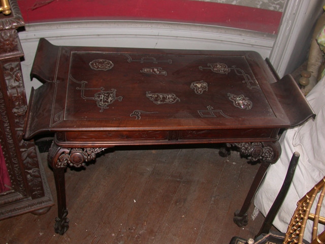 Table de style chinois à marqueterie de nacre sur le plateau, volutes sur les côtés et serpents sur les pieds