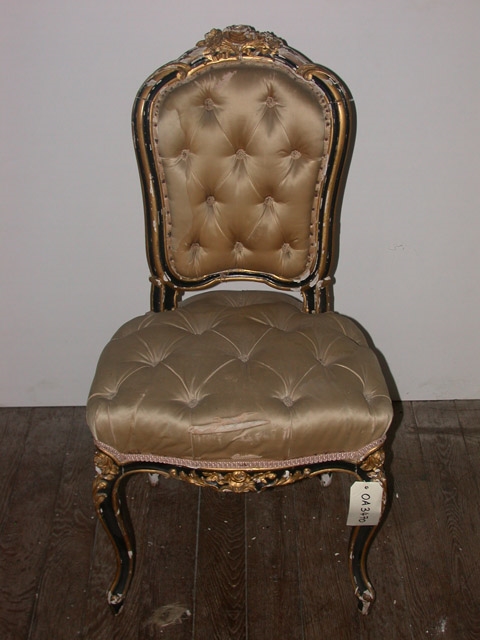 Chaise style Louis XV en bois noir et doré capitonné de tissu beige satiné