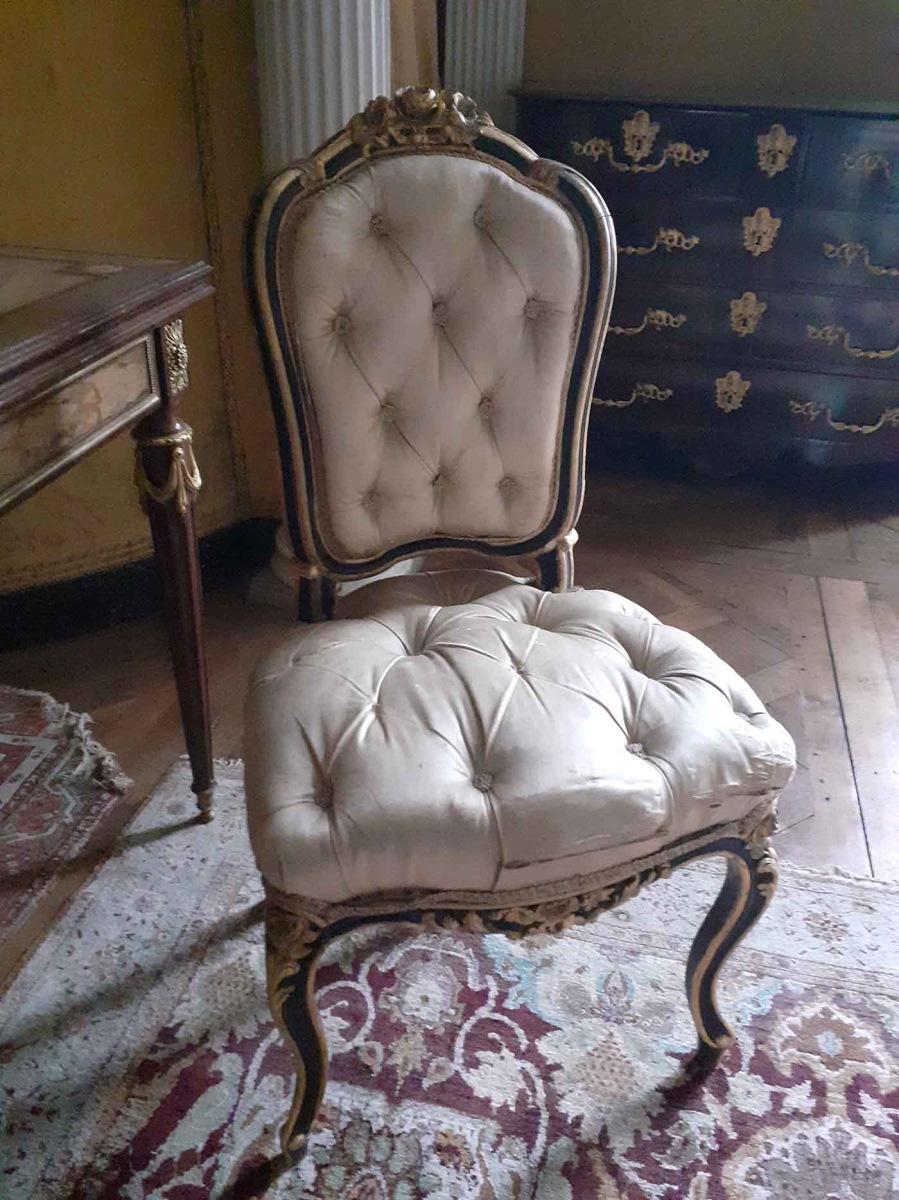 Chaise style Louis XV en bois noir et doré capitonné de tissu beige satiné