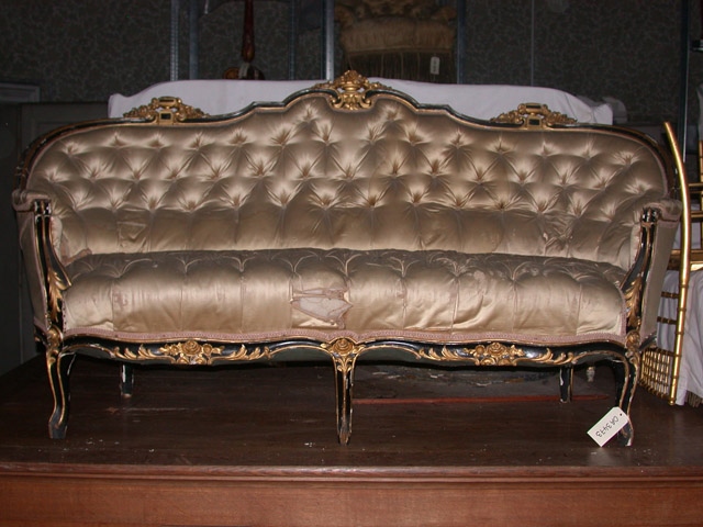 Canapé en bois noir et doré capitonné de tissu satiné jaune