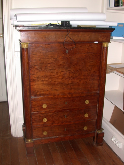 Bureau d’appui en acajou recouvert de marbre noir