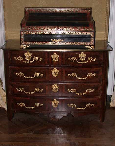 Commode en marqueterie à cinq tiroirs