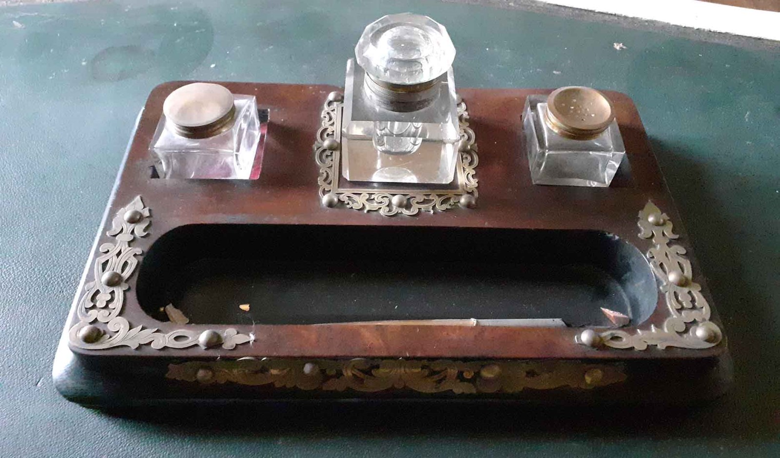 Ecritoire en acajou avec ornements de métal doré